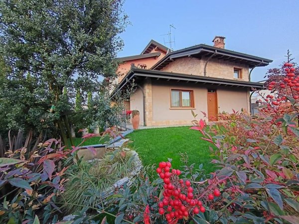 casa indipendente in vendita a Romano di Lombardia in zona Albarotto