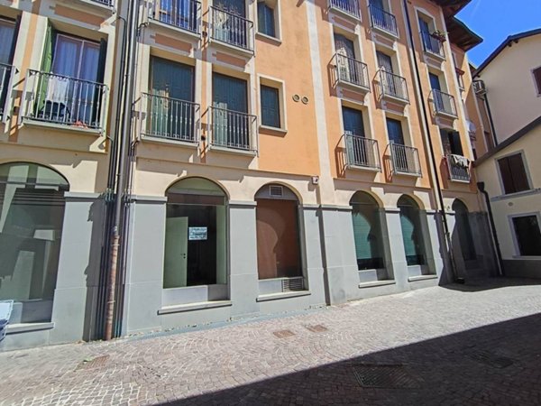 negozio in vendita a Romano di Lombardia in zona Piscine