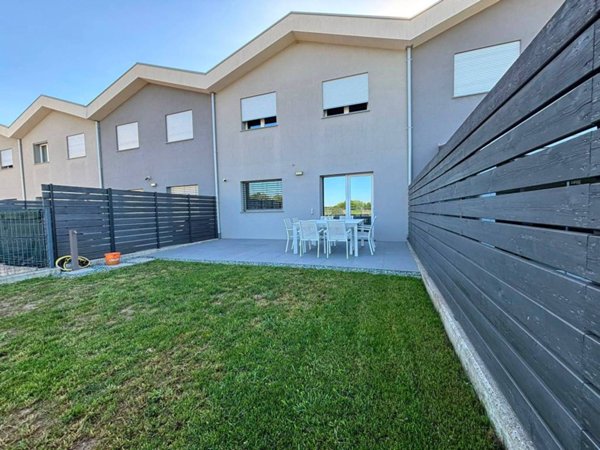 casa indipendente in vendita a Romano di Lombardia in zona Piscine