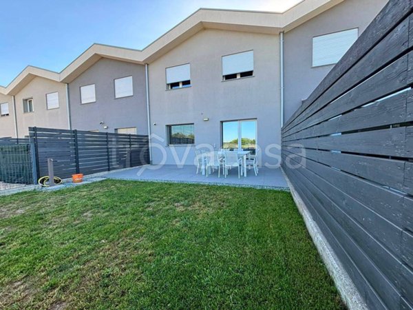 casa indipendente in vendita a Romano di Lombardia in zona Piscine