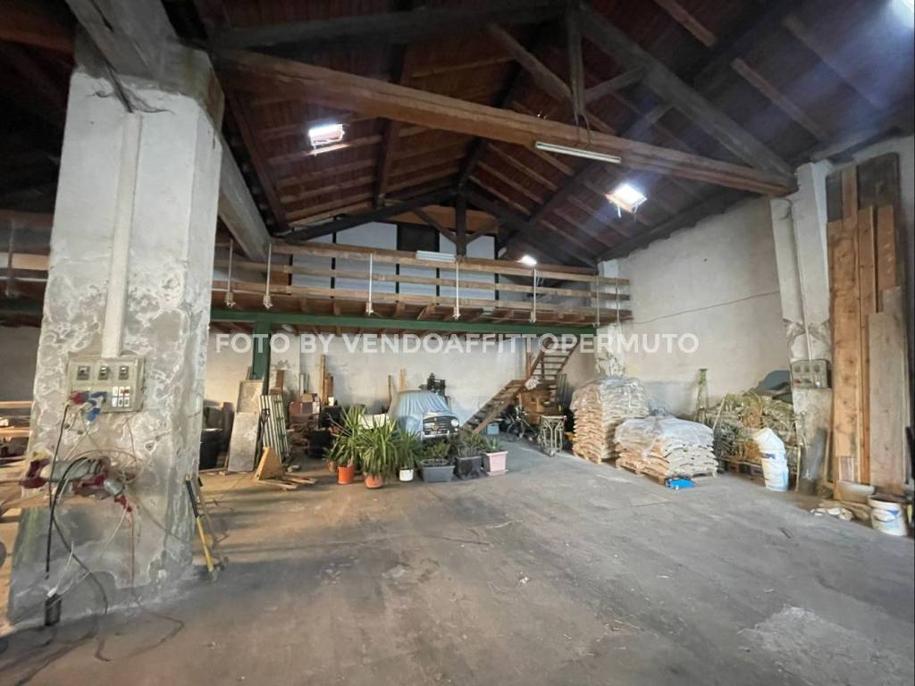 locale commerciale in vendita a Romano di Lombardia in zona Cappuccini
