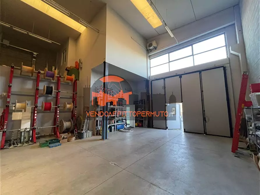 negozio in vendita a Romano di Lombardia in zona Piscine