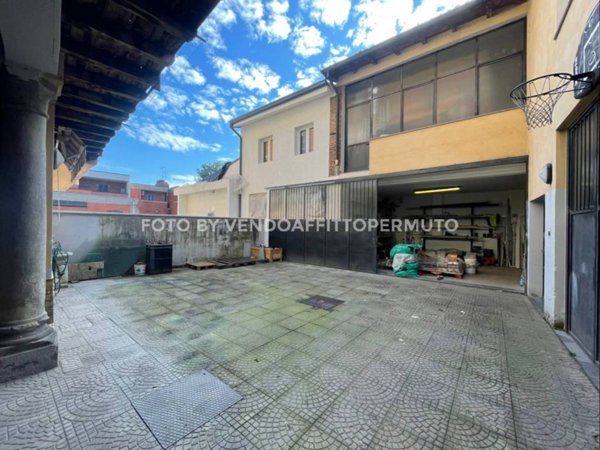 locale commerciale in vendita a Romano di Lombardia in zona Albarotto