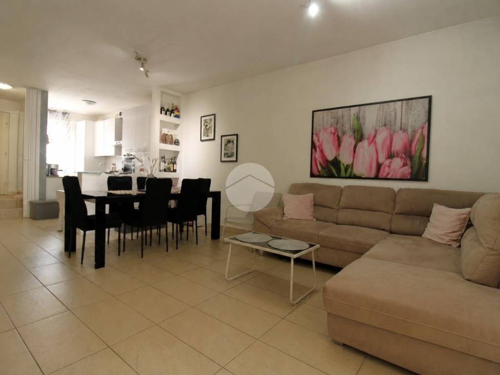 casa indipendente in vendita a Romano di Lombardia in zona Piscine