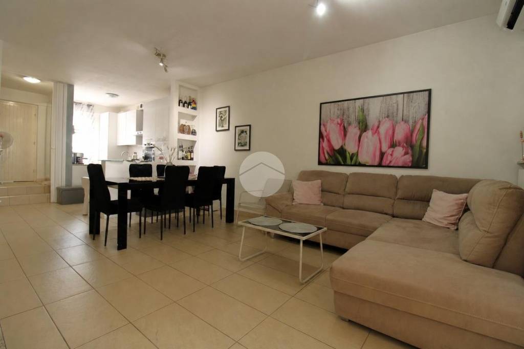 casa indipendente in vendita a Romano di Lombardia in zona Piscine