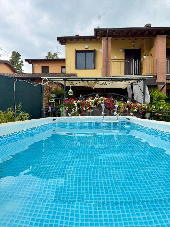 casa indipendente in vendita a Romano di Lombardia in zona Piscine