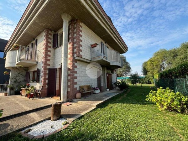 casa indipendente in vendita a Romano di Lombardia