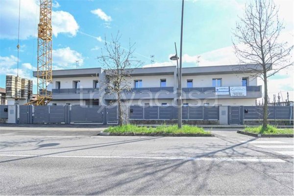 casa indipendente in vendita a Romano di Lombardia in zona Piscine
