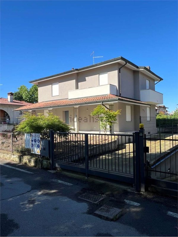 casa indipendente in vendita a Romano di Lombardia in zona Bradalesco