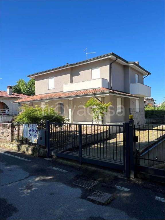 casa indipendente in vendita a Romano di Lombardia in zona Bradalesco