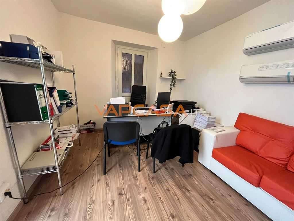 ufficio in vendita a Romano di Lombardia in zona Piscine