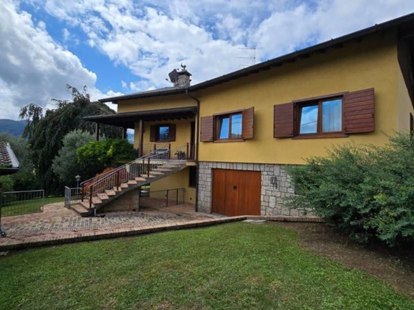 casa indipendente in vendita a Rovetta