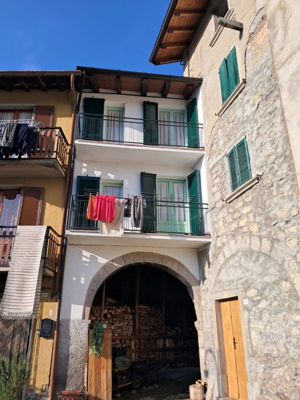 esavano in vendita a San Giovanni Bianco