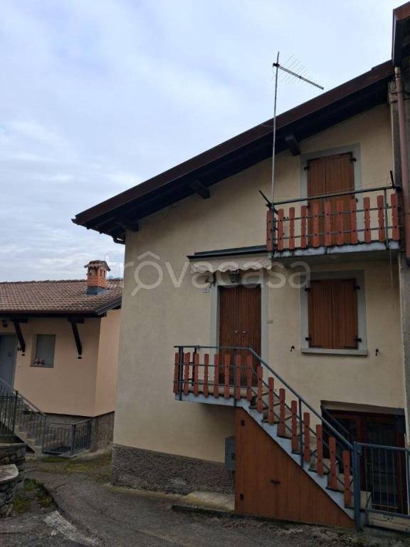 casa indipendente in vendita a San Giovanni Bianco in zona Fuipiano al Brembo