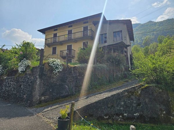 casa indipendente in vendita a San Giovanni Bianco in zona Fuipiano al Brembo