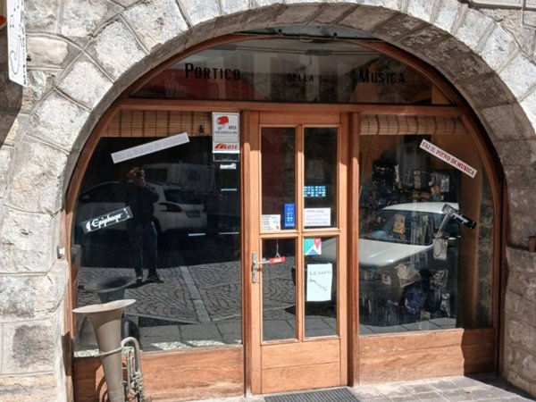 locale commerciale in vendita a San Giovanni Bianco in zona Roncaglia