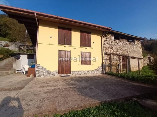 appartamento in vendita a San Giovanni Bianco in zona Oneta