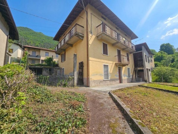 casa indipendente in vendita a San Giovanni Bianco in zona Fuipiano al Brembo