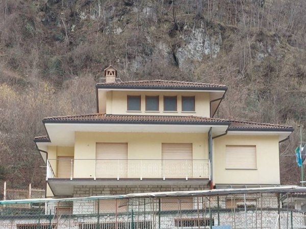 casa indipendente in vendita a San Pellegrino Terme