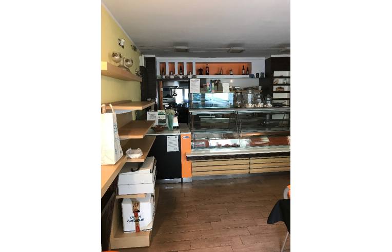 locale commerciale in vendita a San Pellegrino Terme