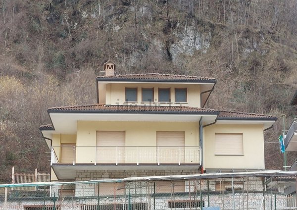 casa indipendente in vendita a San Pellegrino Terme