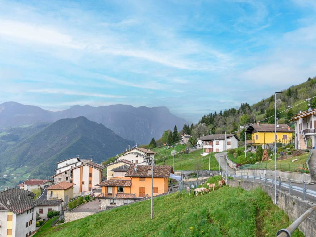 casa indipendente in vendita a San Pellegrino Terme in zona Spettino