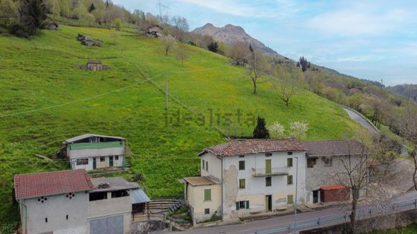 pentavano in vendita a San Pellegrino Terme in zona Spettino