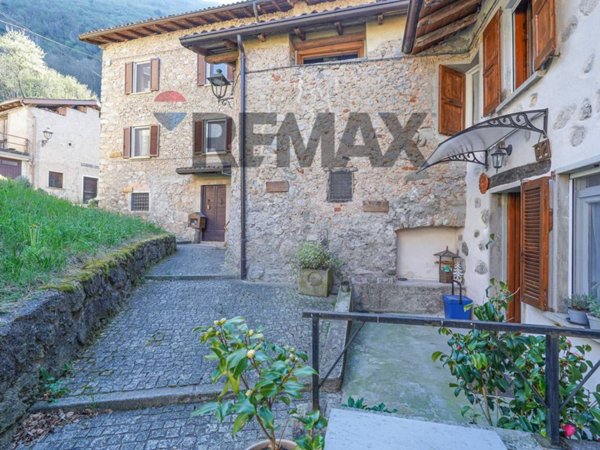 casa indipendente in vendita a San Pellegrino Terme in zona Antea