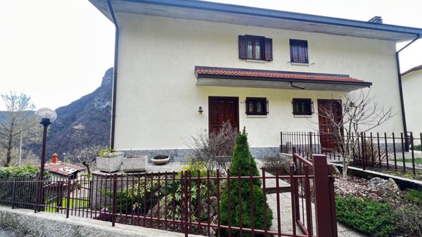 casa indipendente in vendita a San Pellegrino Terme in zona Frasnadello
