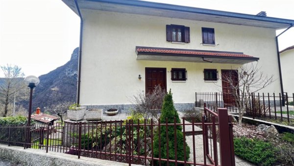 casa indipendente in vendita a San Pellegrino Terme in zona Frasnadello