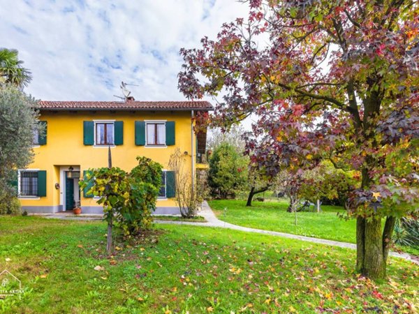 casa indipendente in vendita ad Arignano in zona Moano