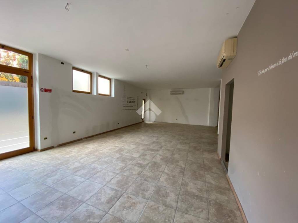 negozio in vendita a Sarnico