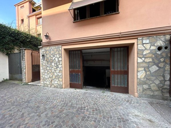 locale commerciale in vendita a Sarnico