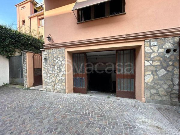 locale commerciale in vendita a Sarnico