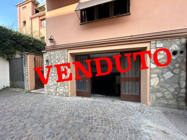 locale commerciale in vendita a Sarnico