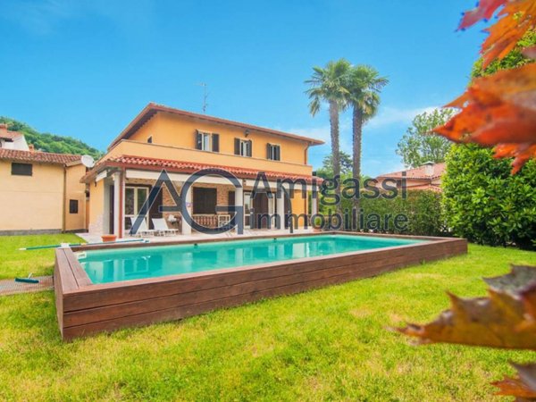 casa indipendente in vendita a Sarnico in zona Rudello