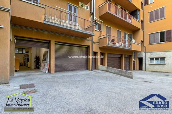 locale commerciale in vendita a Scanzorosciate in zona Tribulina