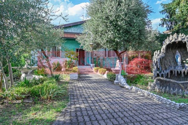 casa indipendente in vendita a Scanzorosciate in zona Calvarola