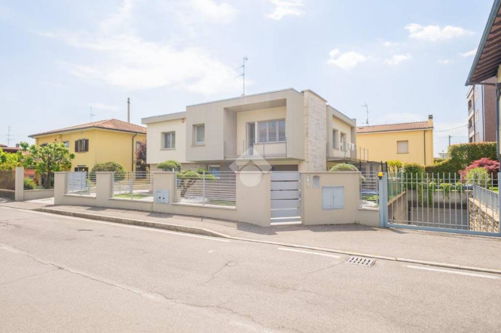 casa indipendente in vendita a Scanzorosciate