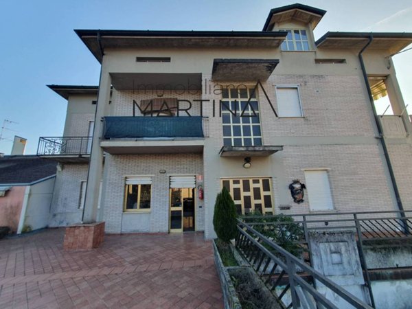 locale commerciale in vendita a Scanzorosciate in zona Negrone