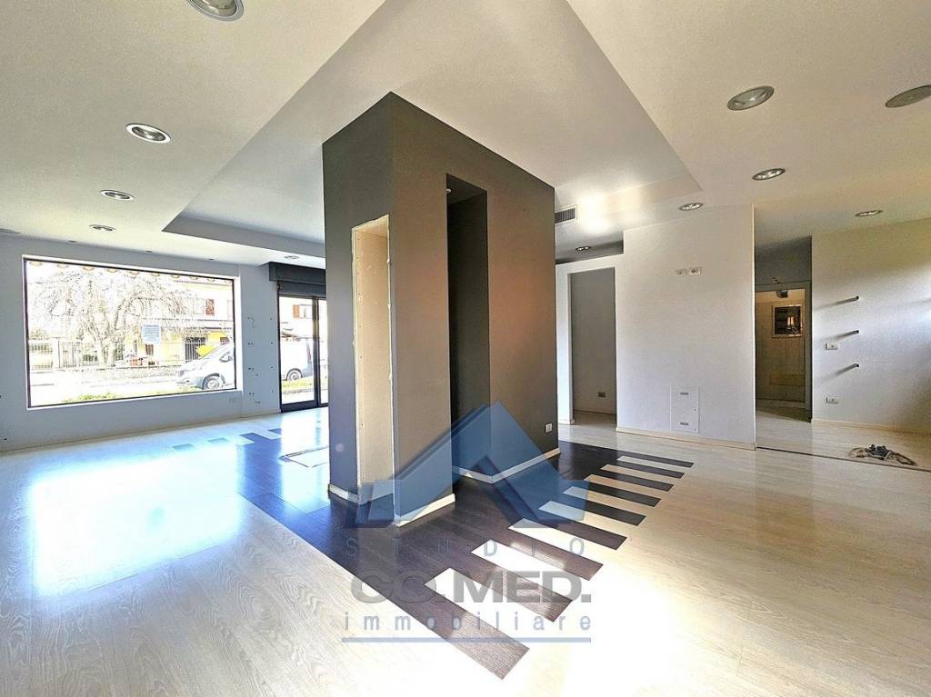 negozio in vendita a Scanzorosciate