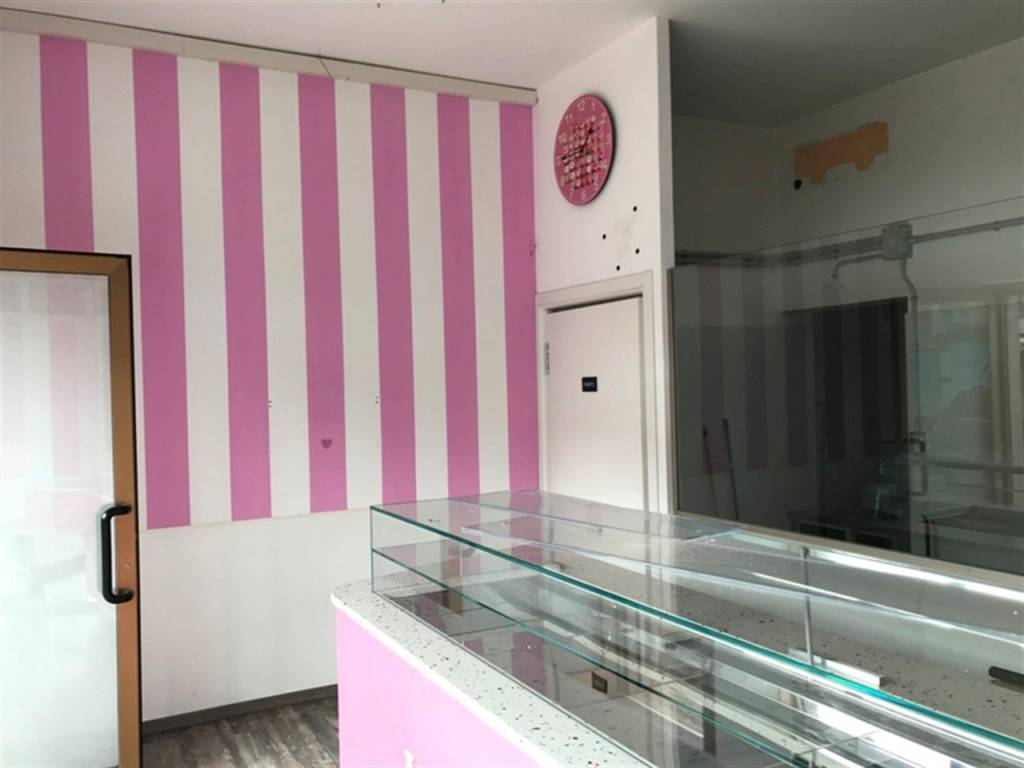 negozio in vendita a Scanzorosciate in zona Calvarola
