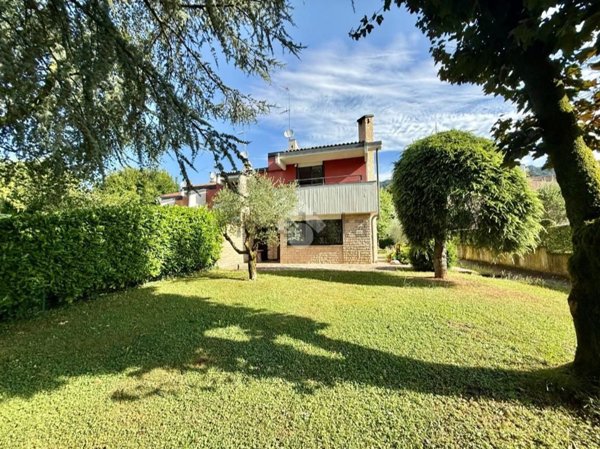 casa indipendente in vendita a Scanzorosciate in zona Gavarno