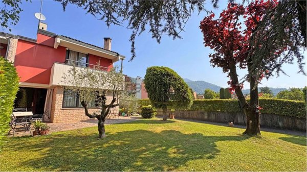 casa indipendente in vendita a Scanzorosciate in zona Gavarno