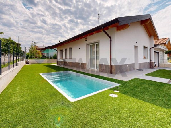 casa indipendente in vendita a Scanzorosciate in zona Ponte