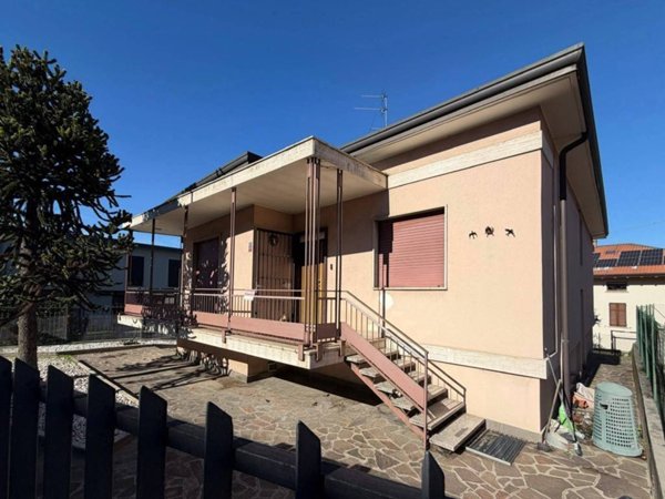 casa indipendente in vendita a Scanzorosciate in zona Ponte