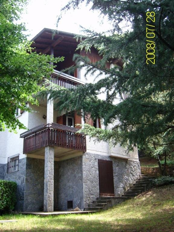 casa indipendente in vendita a Selvino