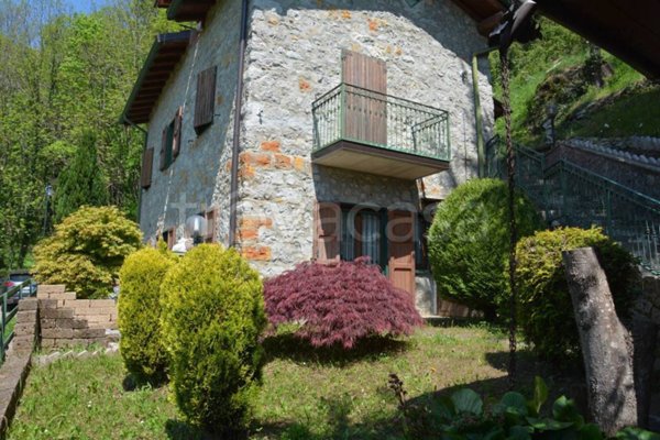 casa indipendente in vendita a Selvino