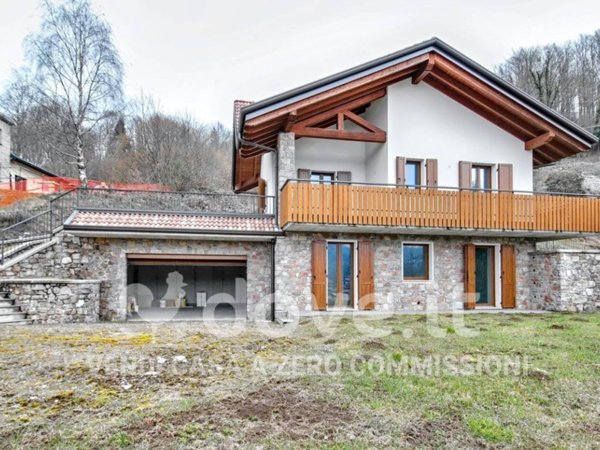 casa indipendente in vendita a Selvino