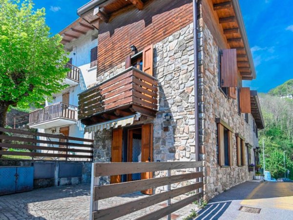 casa indipendente in vendita a Selvino